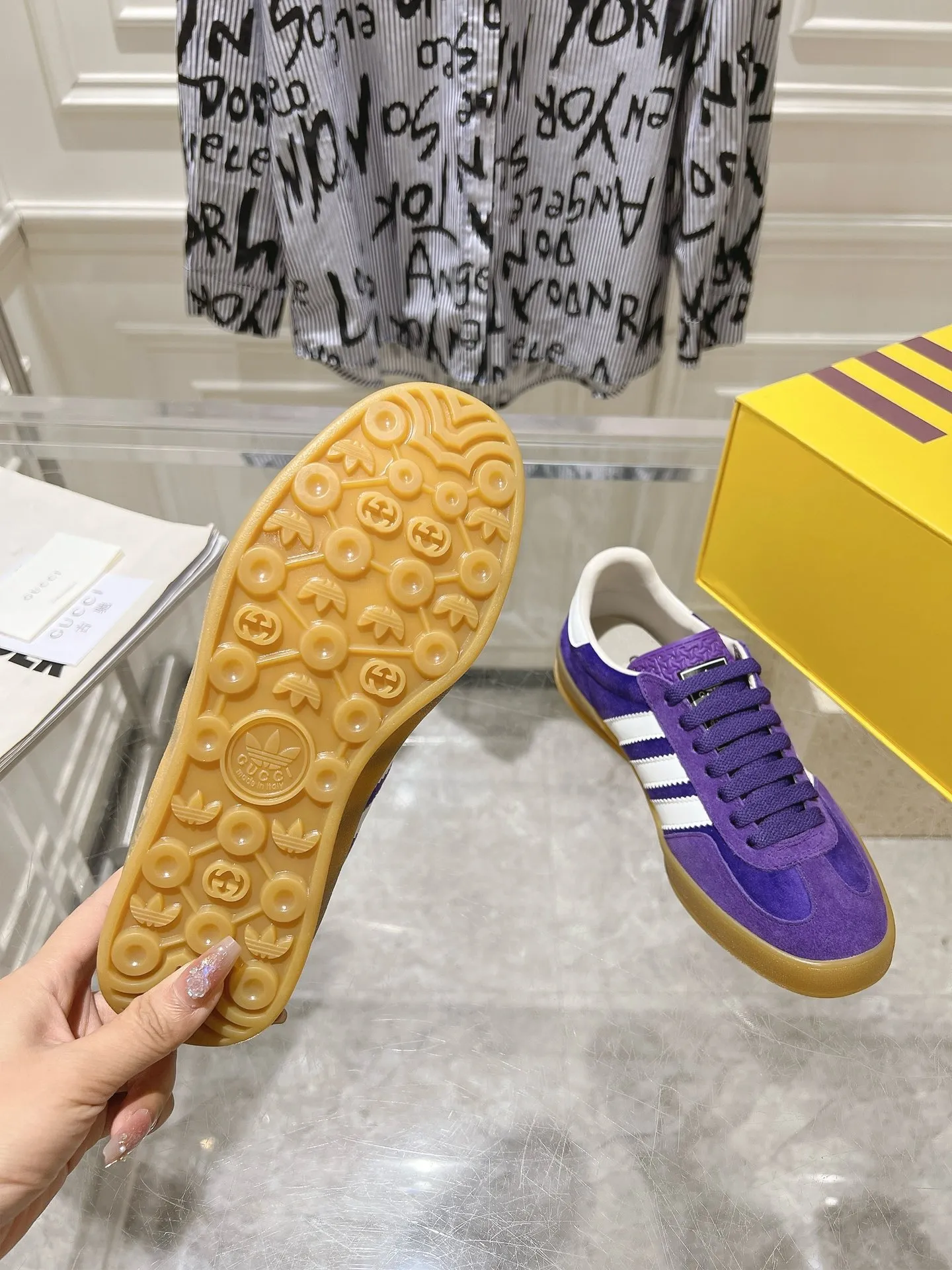👟👟Ex-factory price 520👟👟Gucci&adidas joint limited edition couple's sneakers. A super nice joint casual sneaker with rich and bold colors! It showed everyone a completely different charm from the past! Combining retro style and youthful sports style to create a new aesthetic! Vitality yet stylish at the same time! ! Upper - made of cowhide, cowhide, cloth. Lining - sheepskin lining for foot pads. Sole - original open-molded beef tendon non-slip and wear-resistant outsole. Size: 35-47 (couple style)